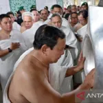 Tunaikan Umrah, Presiden Cium…