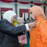 Gubernur Sematkan Satyalancana Karya…