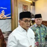 2027, Guru di Bawah…