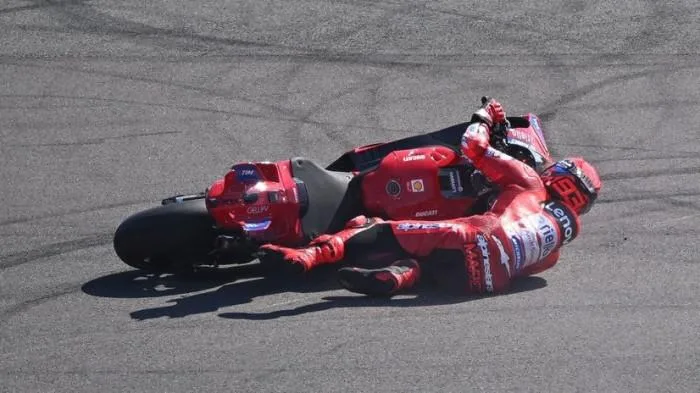 Marc-Marquez-terjatuh-dalam-sesi-practice-MotoGP-Indonesia-2025
