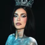 Kylie Jenner Pakai Mahkota…